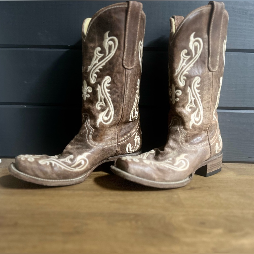 Corral Cowboy Cowgirl Boots with Cream Embroidery, fleur-de-lis ⚜️